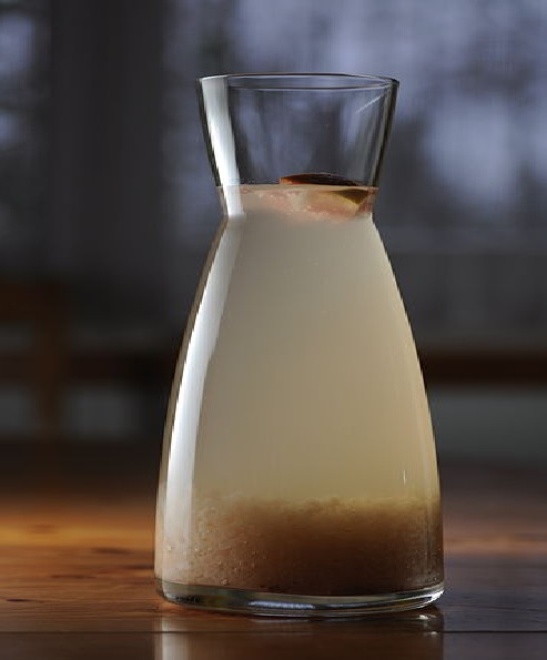 Víte, co obsahuje kefírové mléko a proč je dobré jej pít?