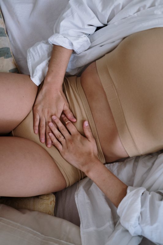 Premenstruační syndrom (PMS): Příznaky, příčiny, léčba